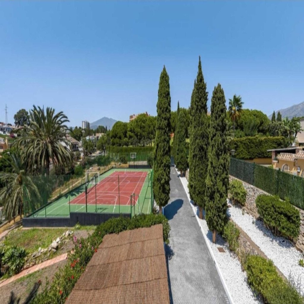 Detached Villa — Nueva Andalucía