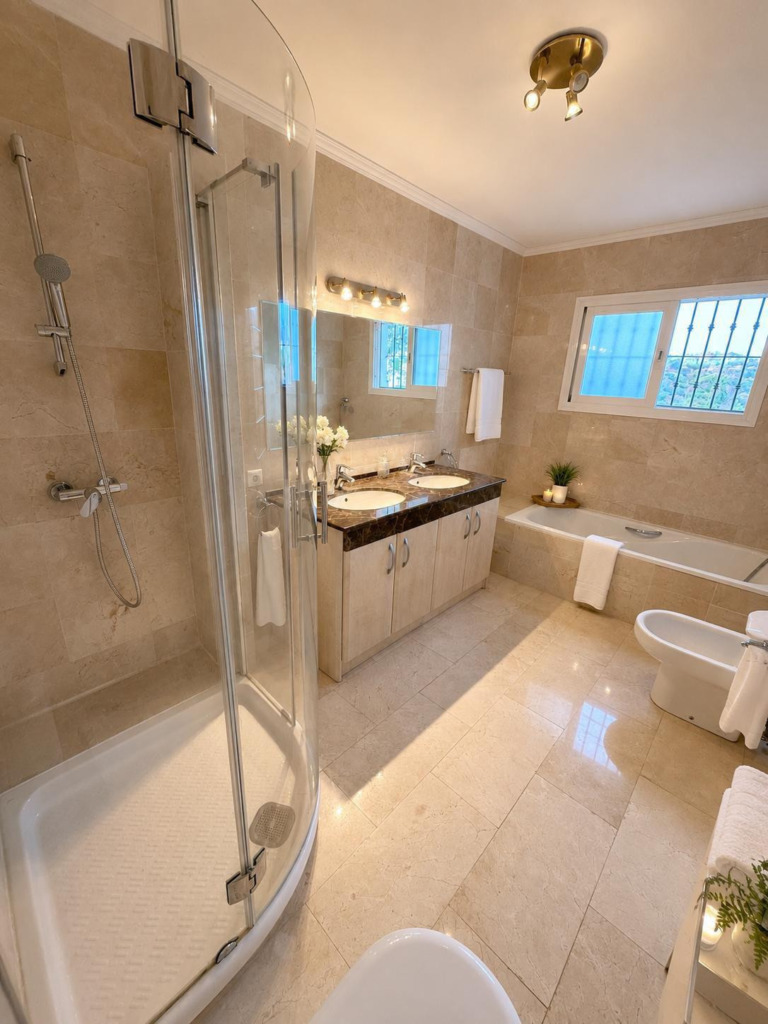 Detached Villa — Nueva Andalucía