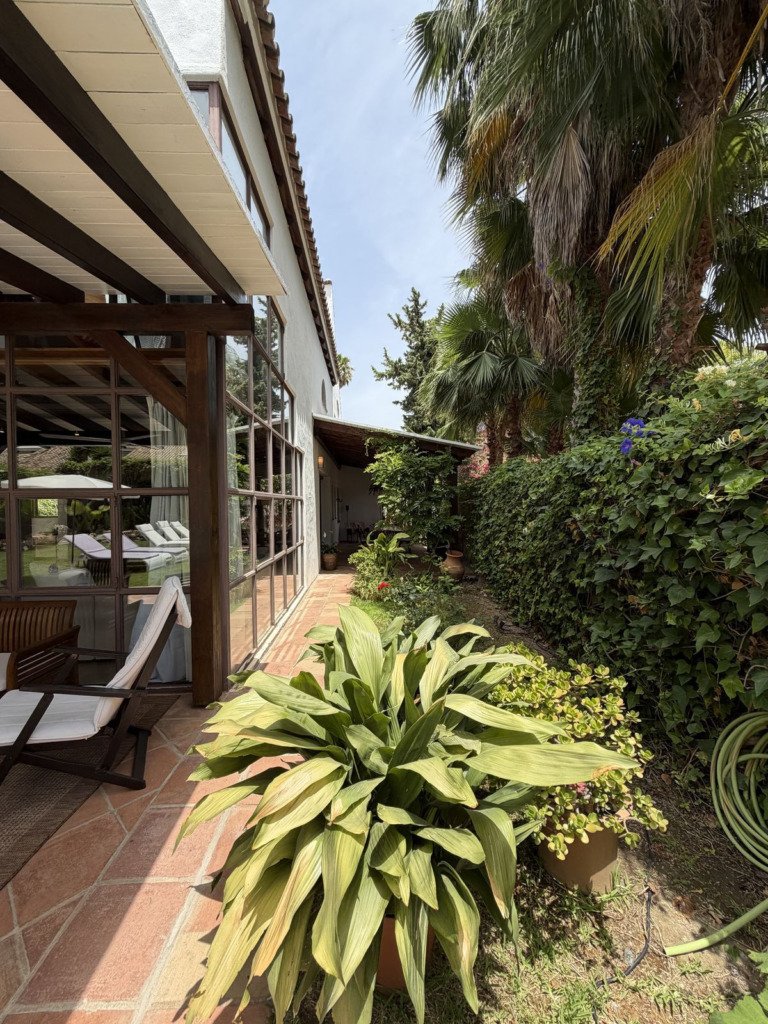 Villa – Chalet — Nueva Andalucía