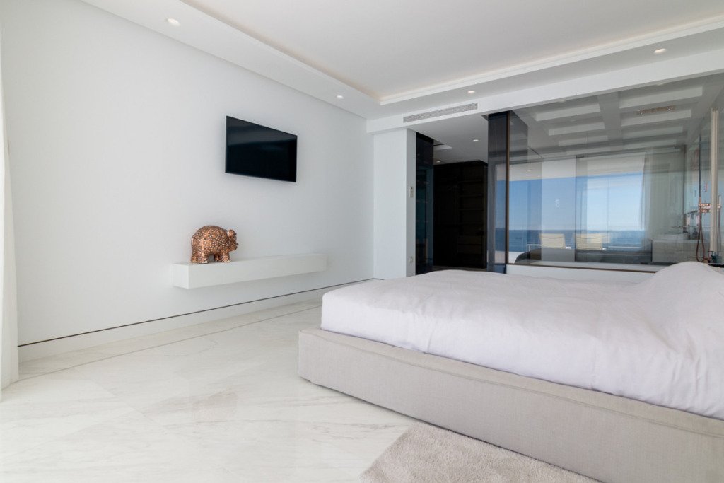 Апартамент средний этаж — Estepona