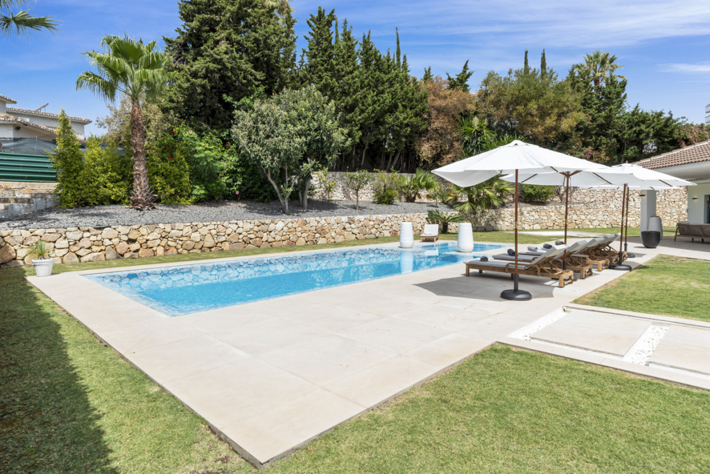 Detached Villa — Nueva Andalucía