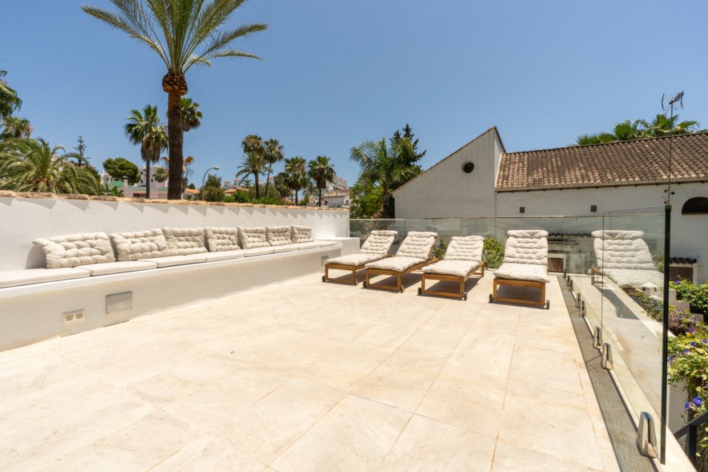 Detached Villa — Nueva Andalucía