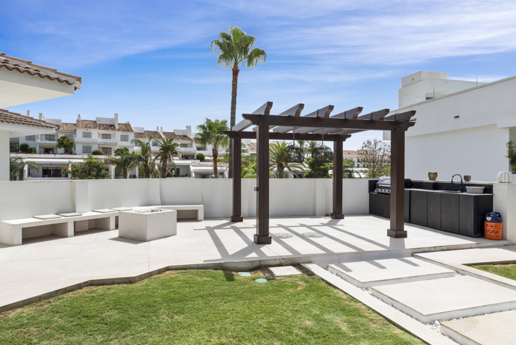 Villa – Chalet — Nueva Andalucía