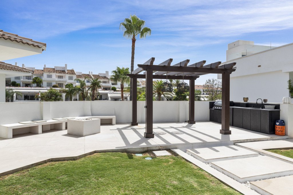 Villa – Chalet — Nueva Andalucía