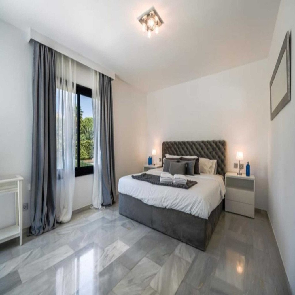 Detached Villa — Nueva Andalucía