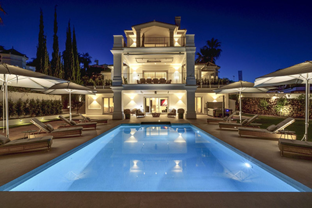 Villa – Chalet — Nueva Andalucía