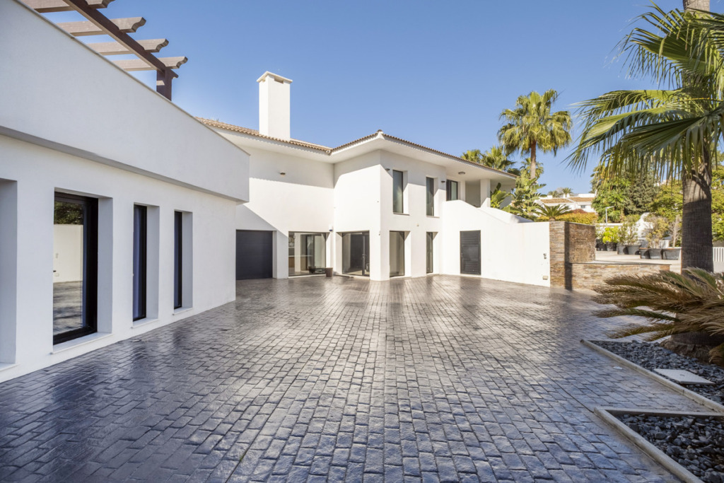 Villa – Chalet — Nueva Andalucía