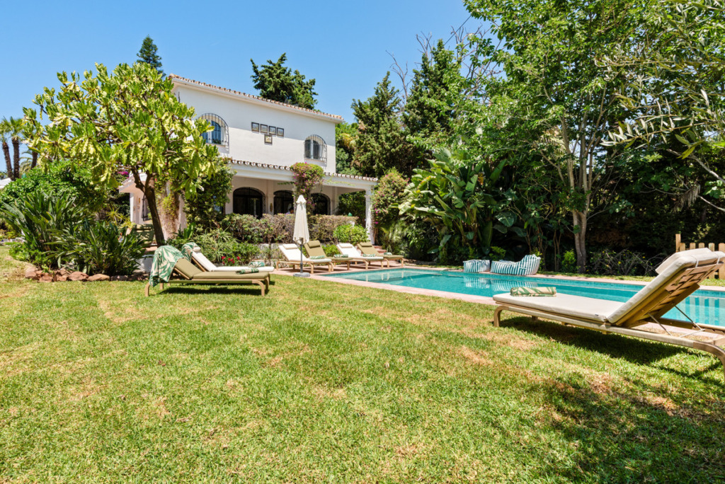 Detached Villa — Nueva Andalucía