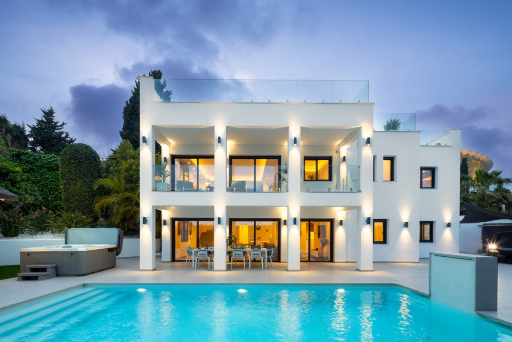 Detached Villa — Nueva Andalucía
