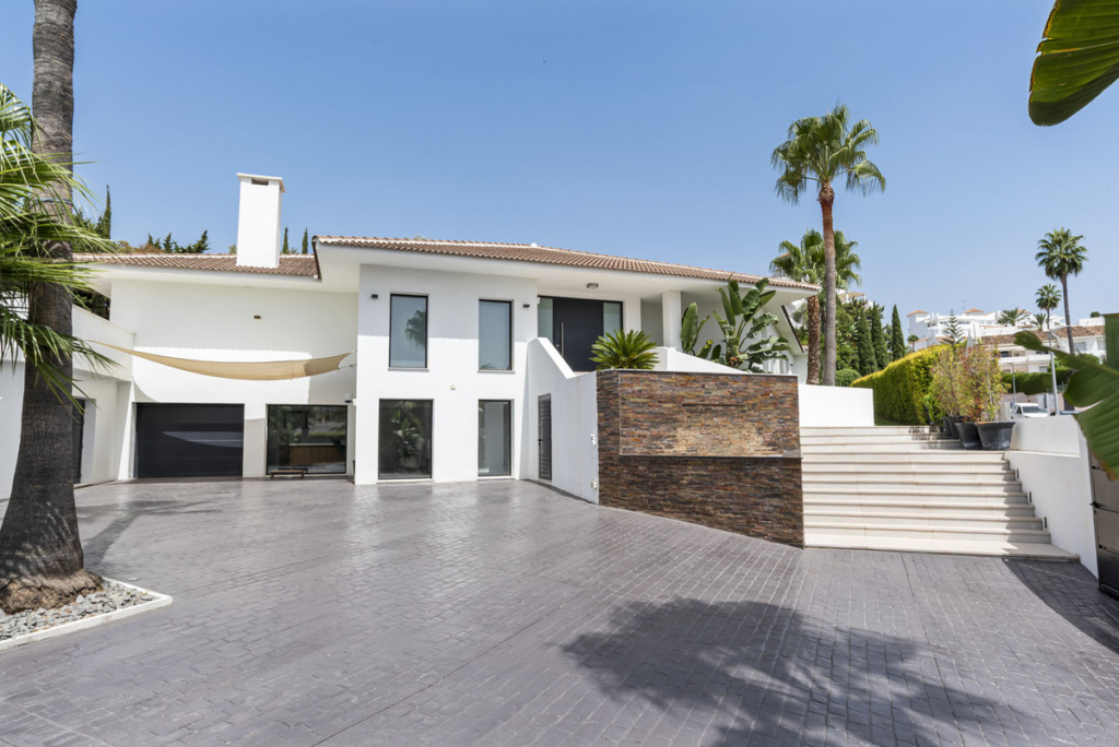 Detached Villa — Nueva Andalucía