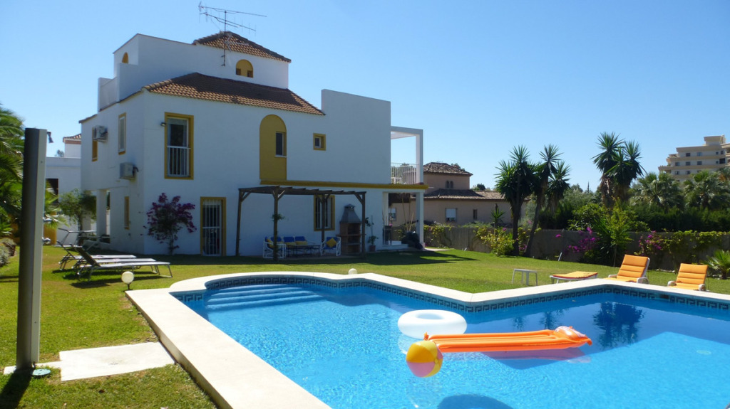 Villa – Chalet — Nueva Andalucía