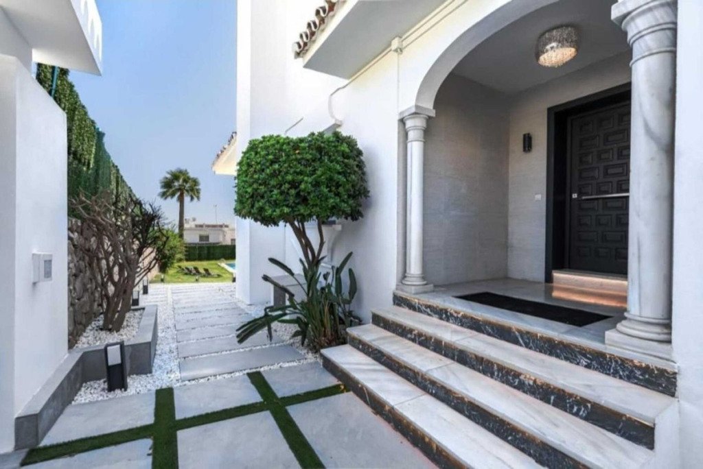 Detached Villa — Nueva Andalucía