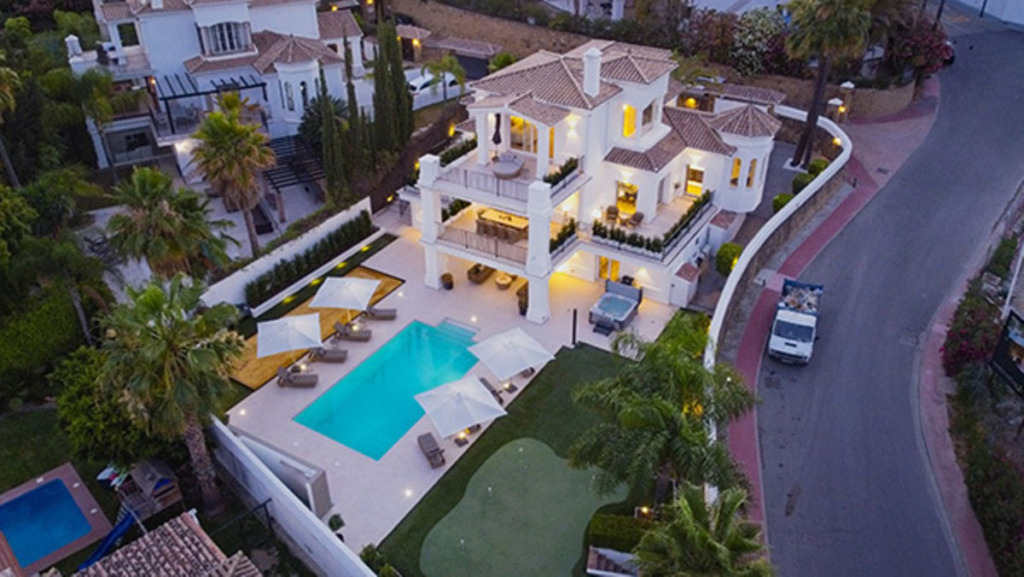 Detached Villa — Nueva Andalucía