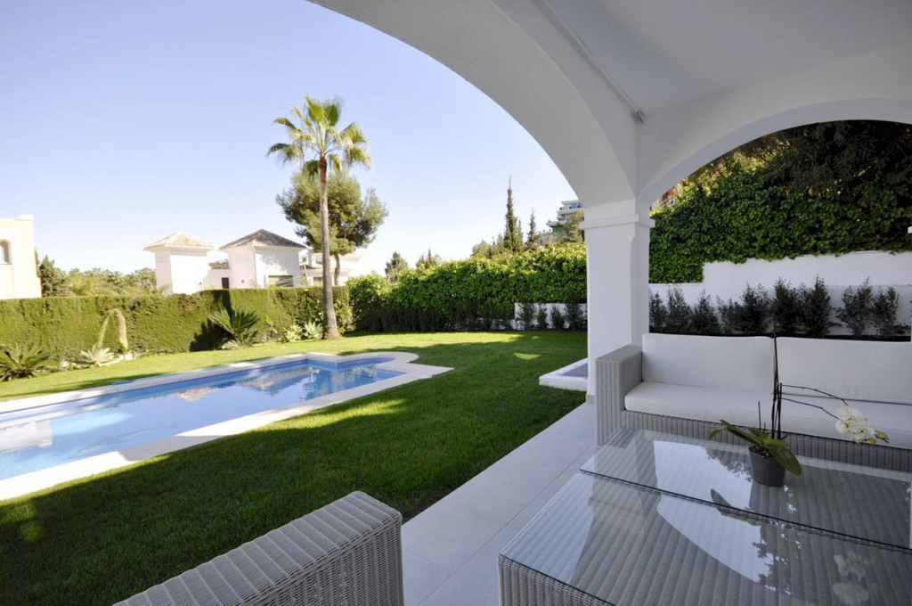 Villa – Chalet — Nueva Andalucía