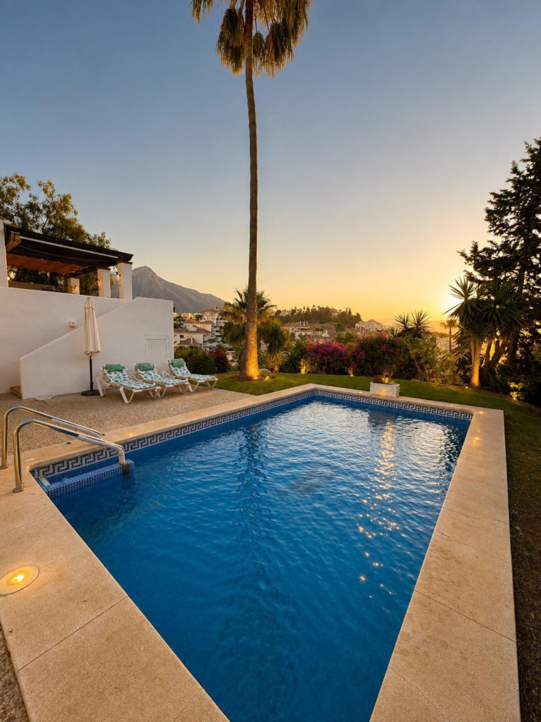 Villa – Chalet — Nueva Andalucía
