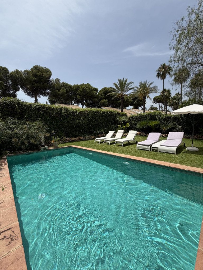 Villa – Chalet — Nueva Andalucía