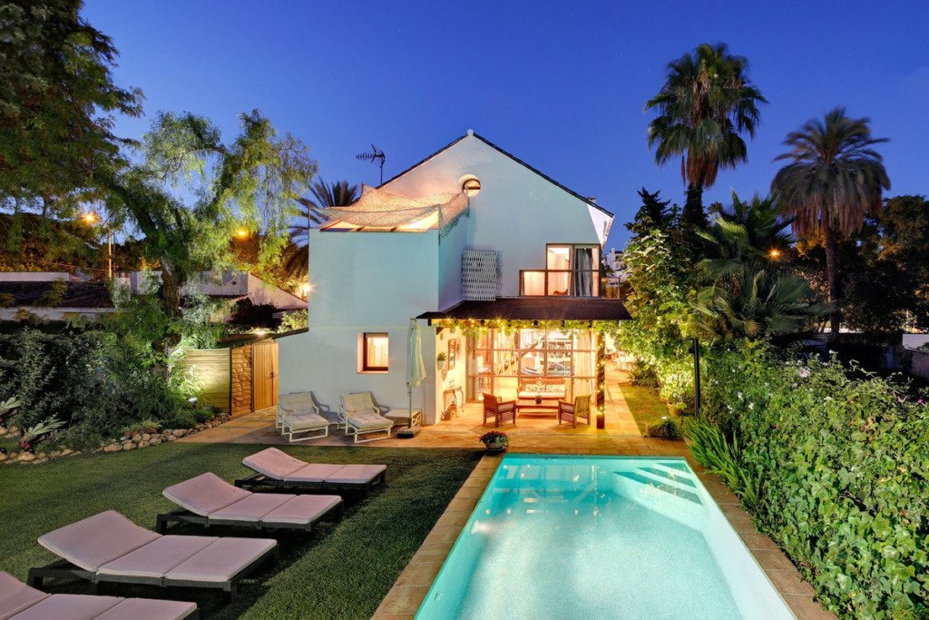 Villa – Chalet — Nueva Andalucía