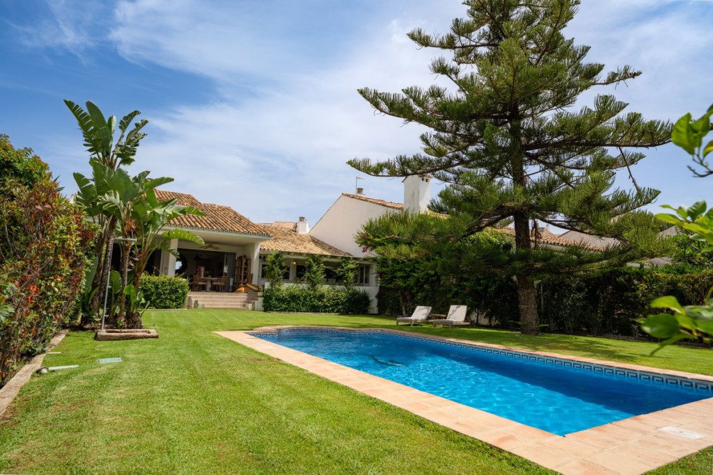 Villa – Chalet — Guadalmina Baja