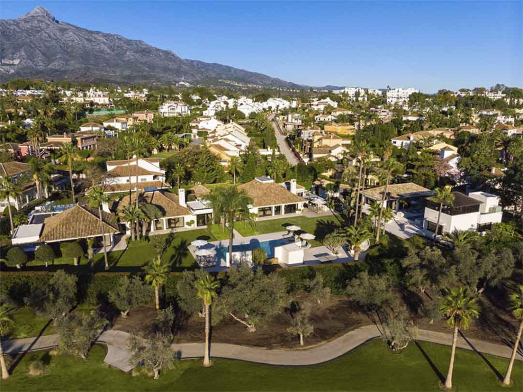 Villa – Chalet — Nueva Andalucía