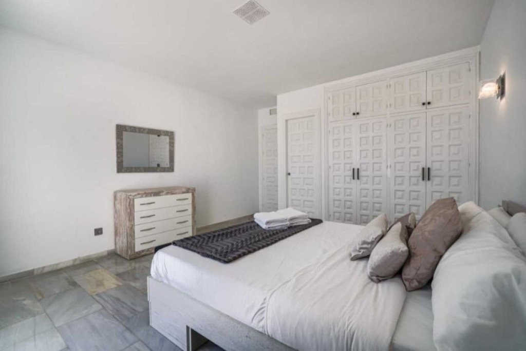 Detached Villa — Nueva Andalucía