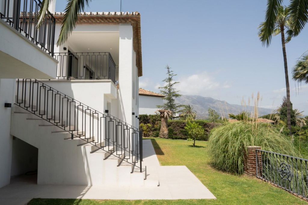 Detached Villa — Nueva Andalucía