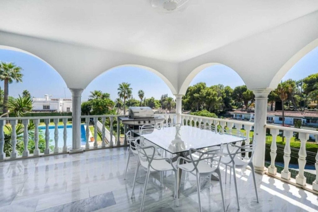 Detached Villa — Nueva Andalucía