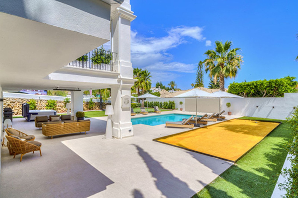 Detached Villa — Nueva Andalucía
