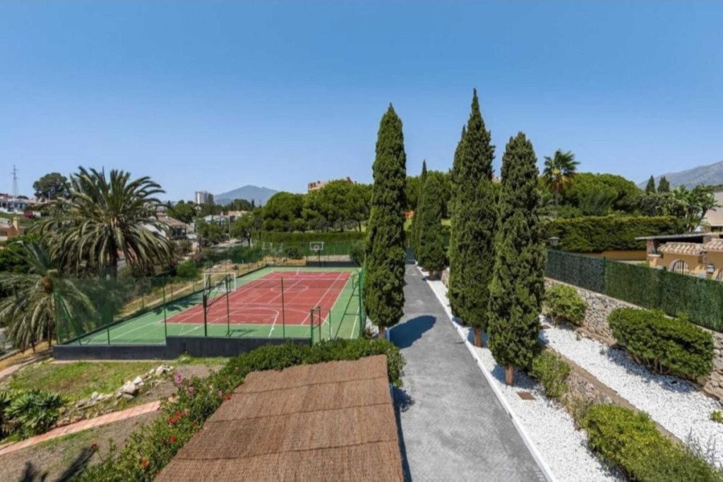 Detached Villa — Nueva Andalucía