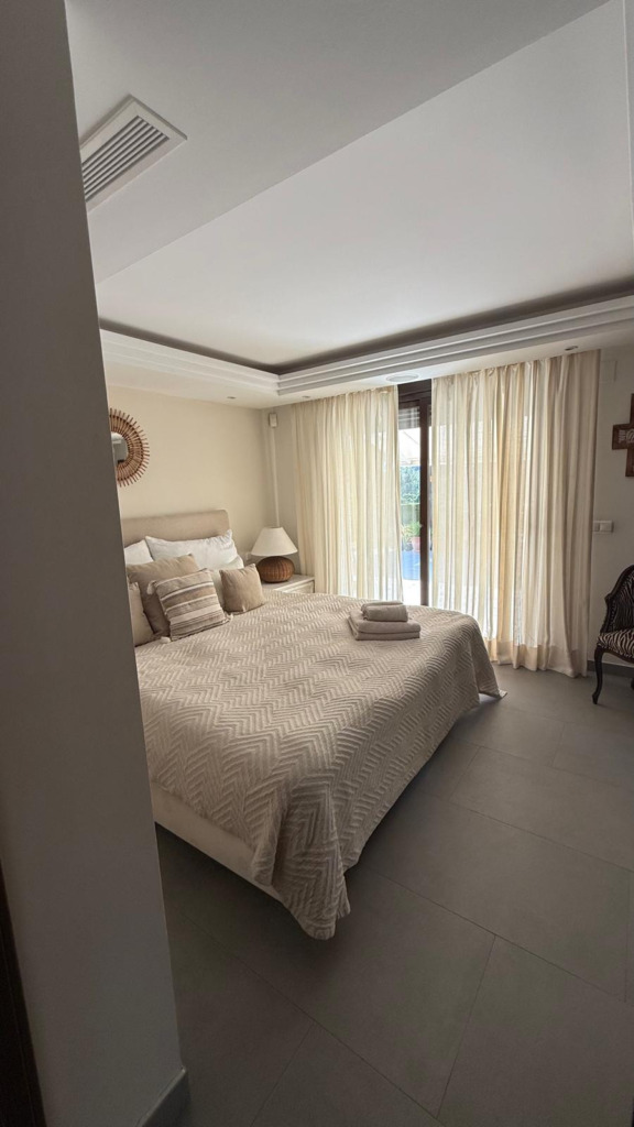 Detached Villa — Nueva Andalucía