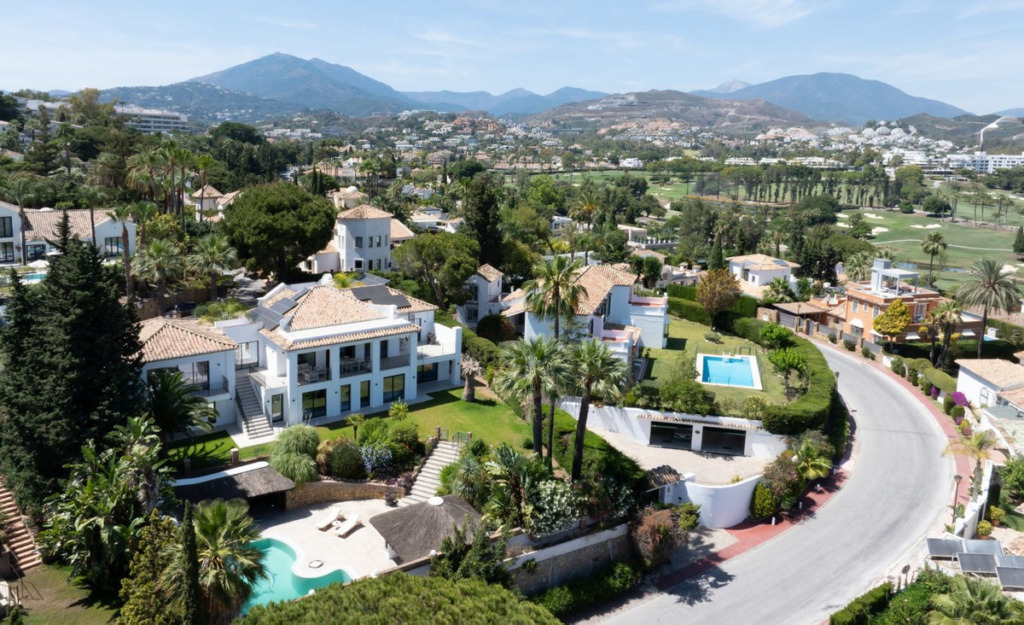 Detached Villa — Nueva Andalucía