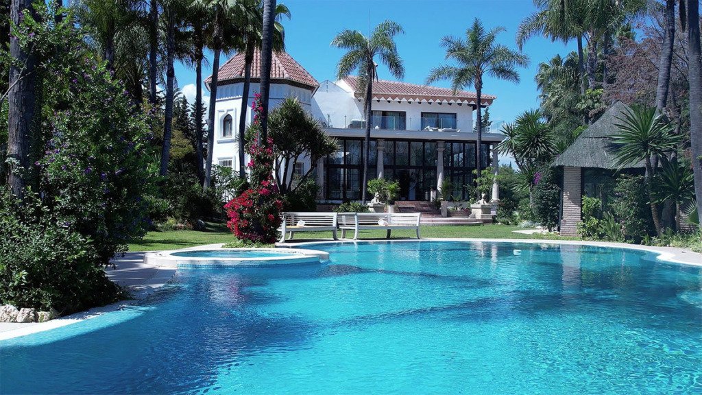 Detached Villa — Nueva Andalucía