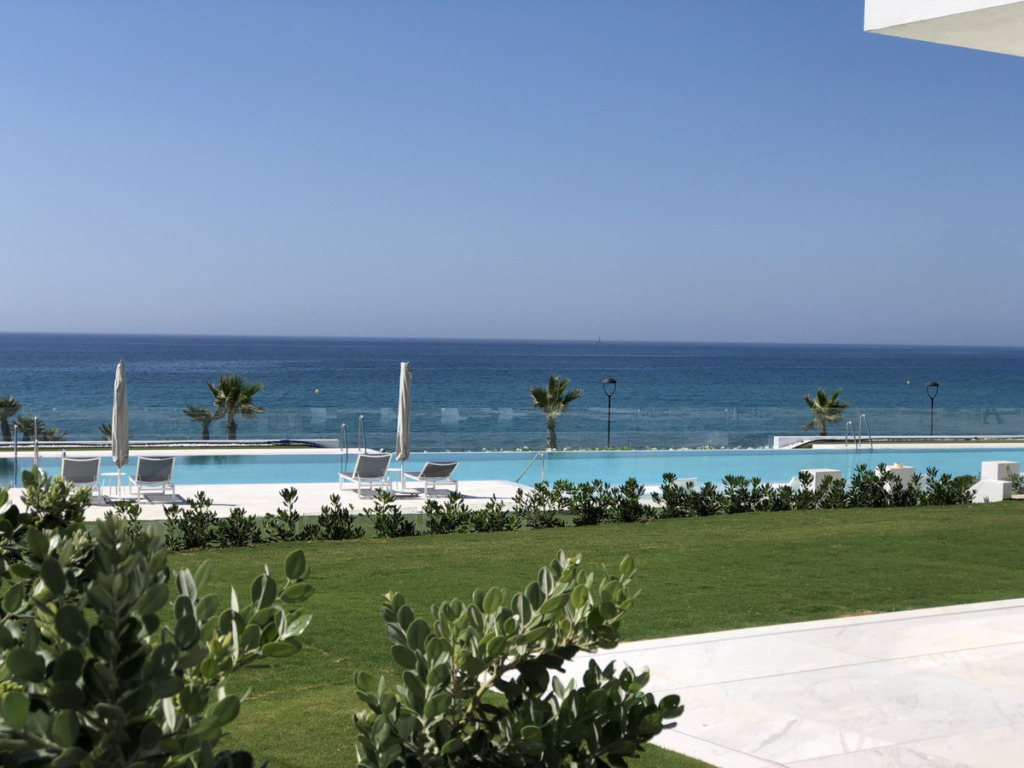 Апартамент средний этаж — Estepona