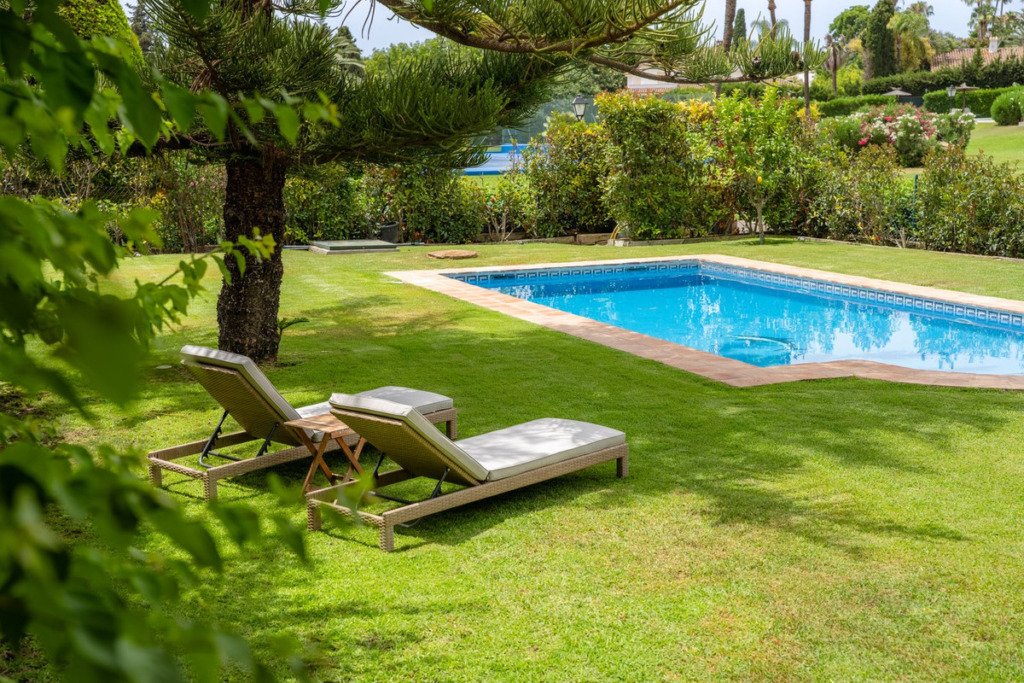 Villa – Chalet — Guadalmina Baja