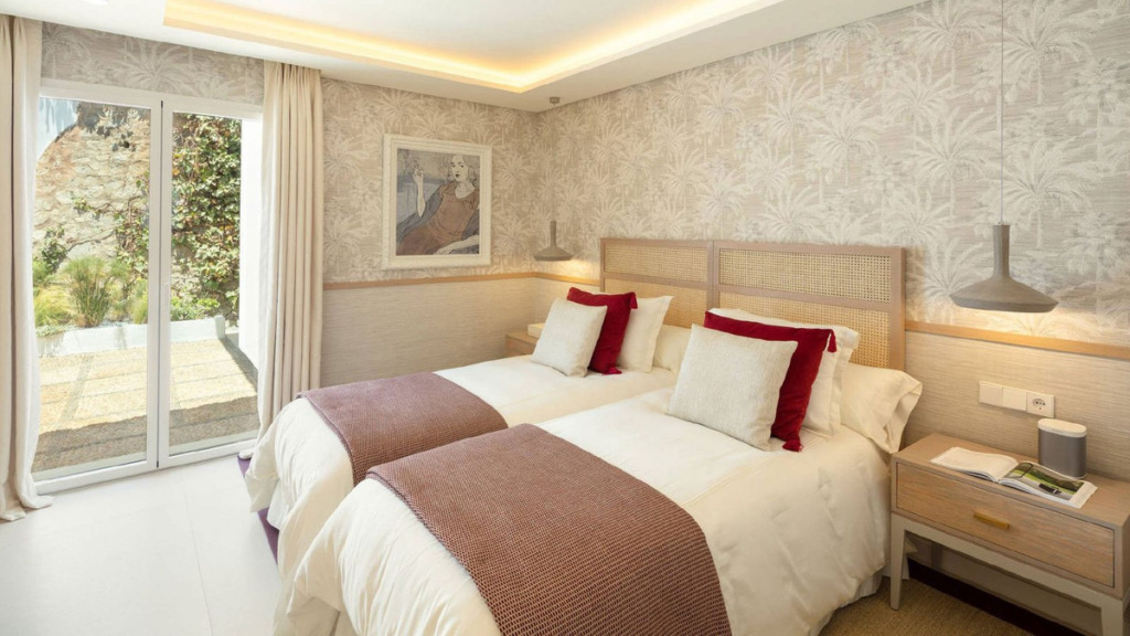 Detached Villa — The Golden Mile