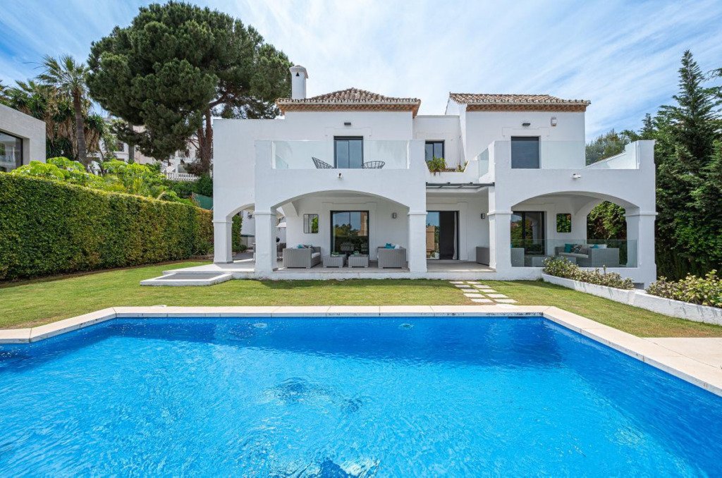 Villa – Chalet — Nueva Andalucía