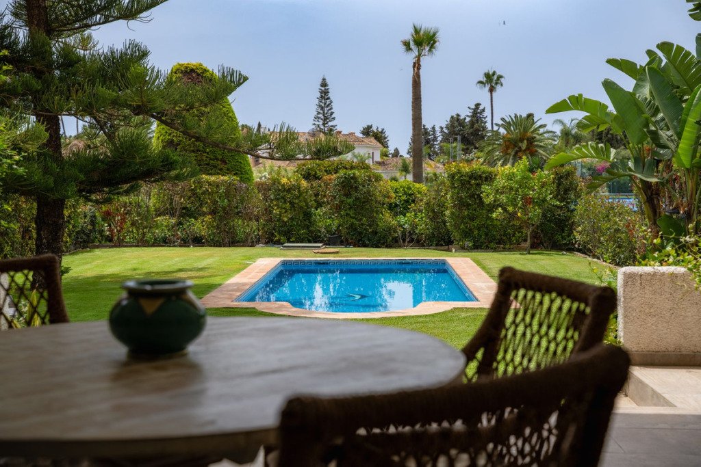 Villa – Chalet — Guadalmina Baja