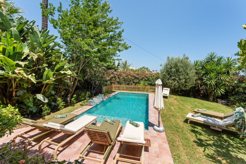 Detached Villa — Nueva Andalucía