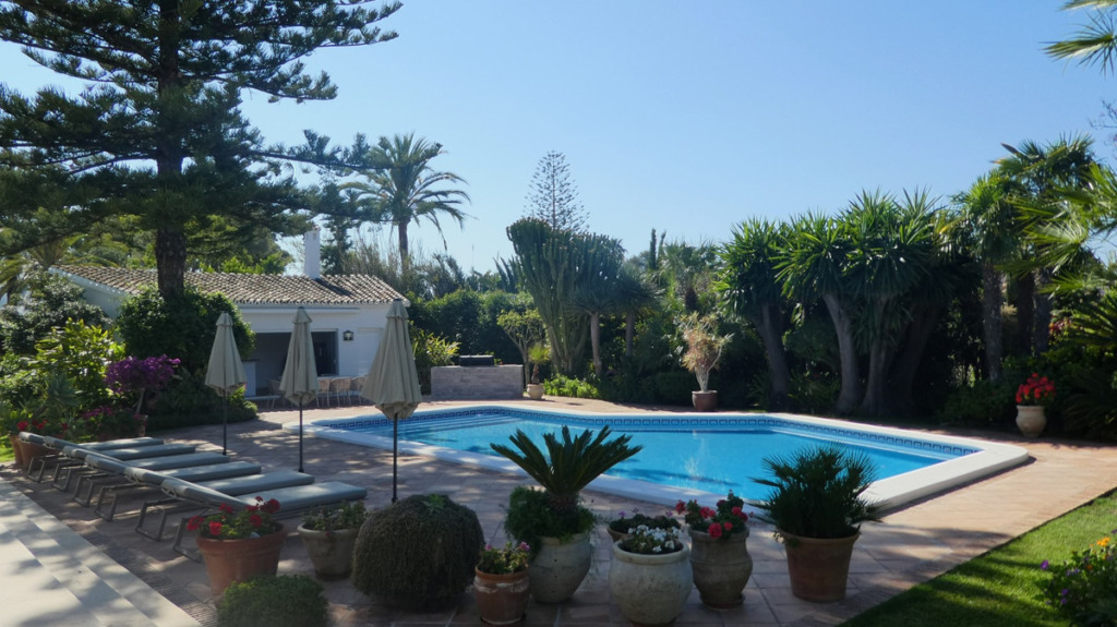 Villa – Chalet — Estepona