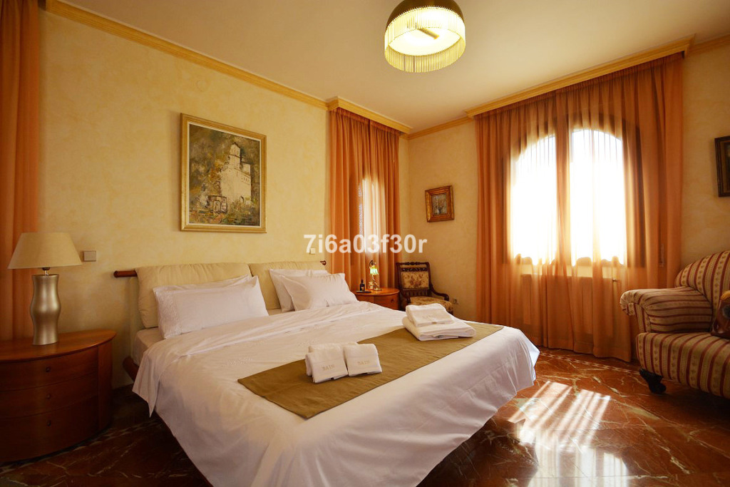 Detached Villa — Nueva Andalucía
