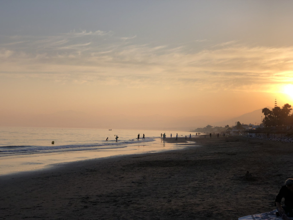 Апартамент средний этаж — Estepona