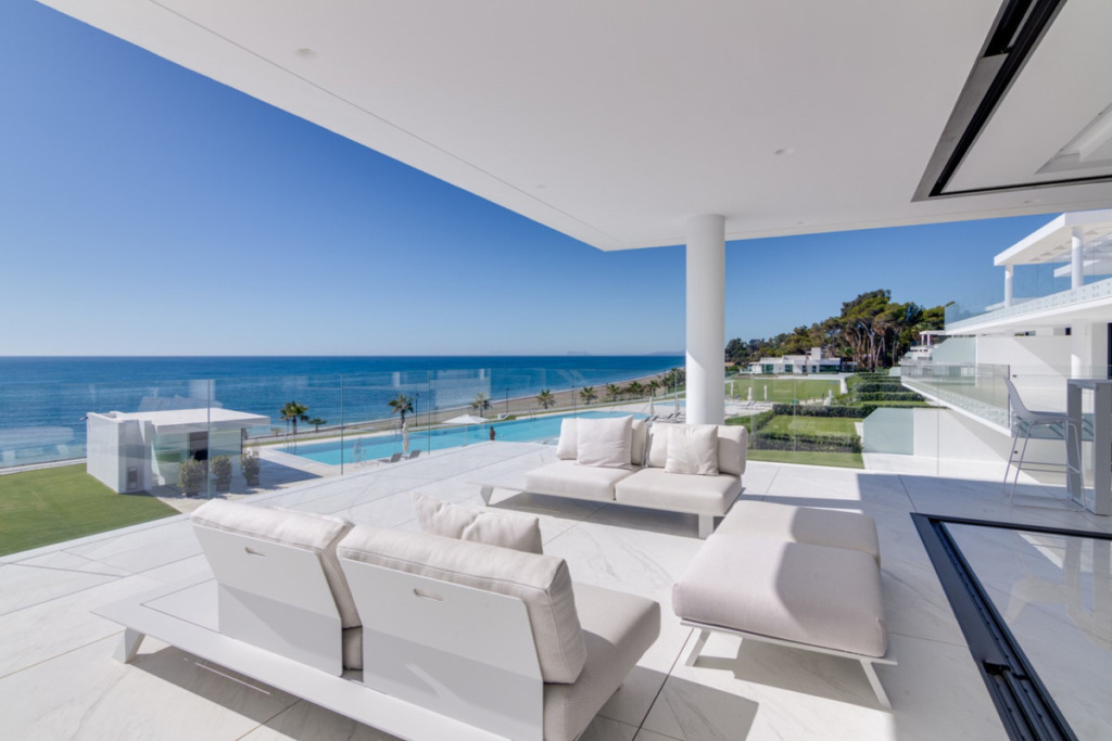 Апартамент средний этаж — Estepona