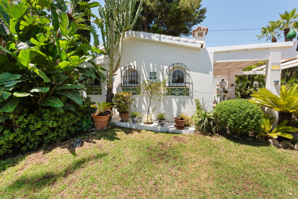 Detached Villa — Nueva Andalucía