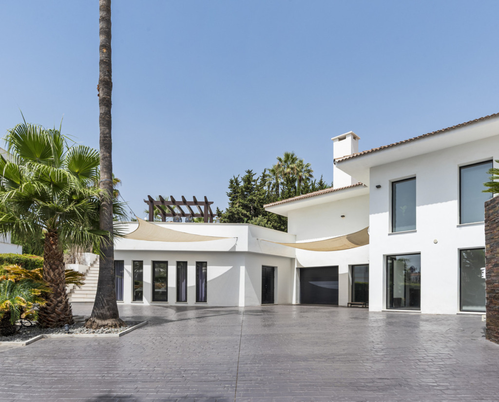 Villa – Chalet — Nueva Andalucía