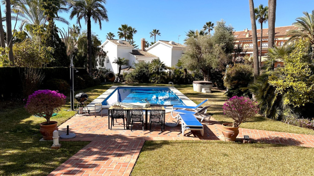 Villa – Chalet — Las Chapas