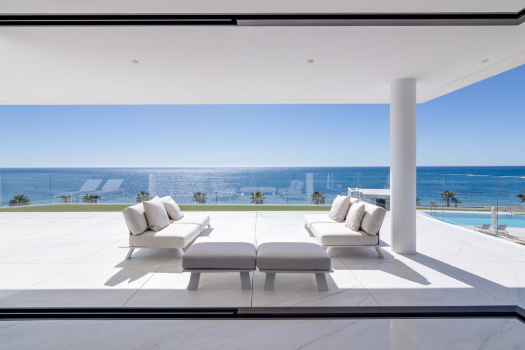 Апартамент средний этаж — Estepona