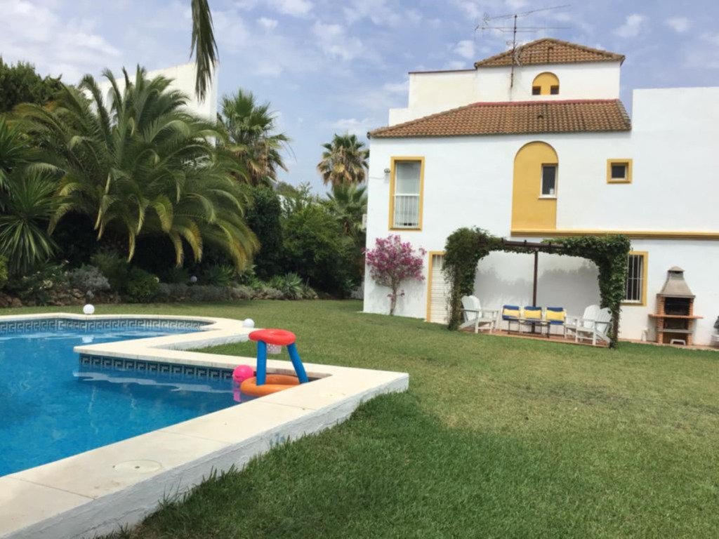 Detached Villa — Nueva Andalucía