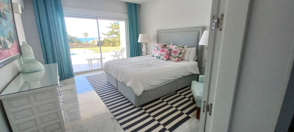 Villa – Chalet — El Chaparral
