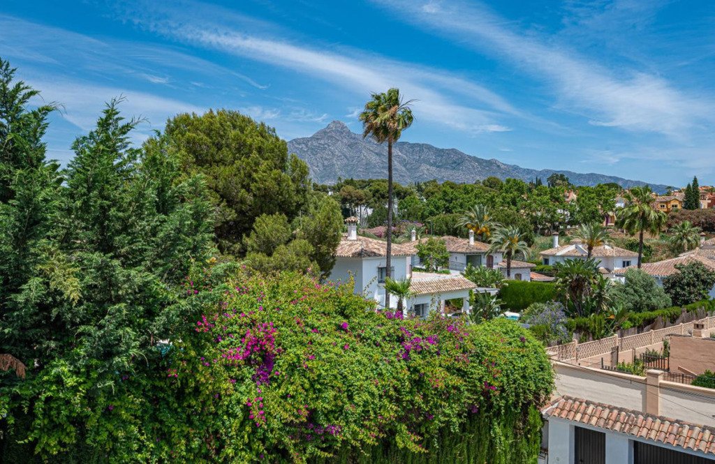 Villa – Chalet — Nueva Andalucía