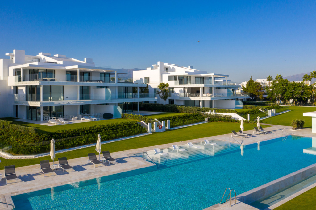 Апартамент средний этаж — Estepona