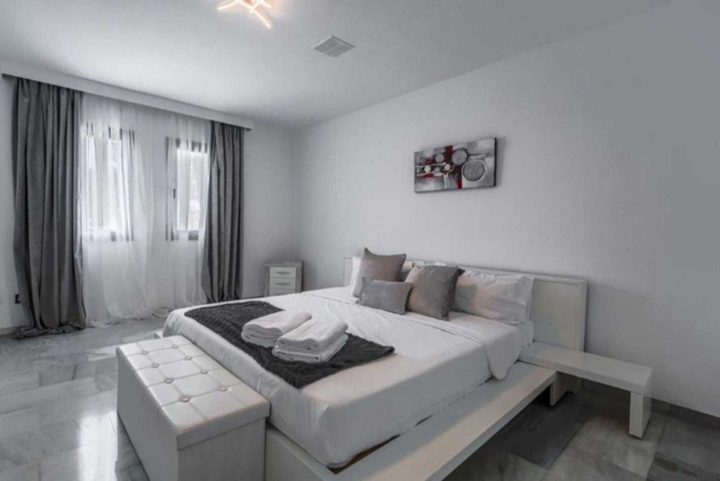 Detached Villa — Nueva Andalucía